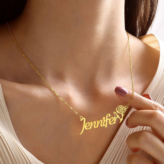 Custom Name Necklace with Flower Detail: Elegant Personalized Jewelry